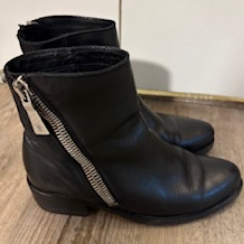 FRYE Demi side zip bootie in black leather